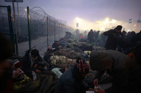 Belarusul a evacuat joi taberele de migranţi de la graniţa cu Polonia, detensionând situaţia