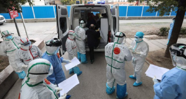 Primul caz de covid-19 identificat la Wuhan data în realitate de câteva zile mai târziu; o vânzătoare din piaţa din Wuhan este primul caz de covd-19 şi nu acest bărbat care nu avea legături cu piaţa