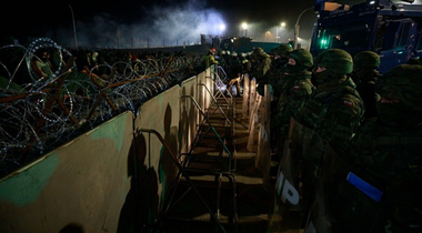 Patruzeci şi cinci de migranţi arestaţi de către grăniceri polonezi, în urma unor confruntări noaptea la frontieră, lângă Dubicze Cerkiewne; patru militari polonezi, răniţi în confruntări