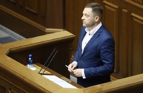Kievul, pregătit să deschidă focul, în cazul în care migranţi din Belarus intră în Ucraina, ameninţă în Parlament ministrul ucrainean al Internelor Denis Monastîrski, care acuză Rusia că tras sforile acestei crize a migraţiei