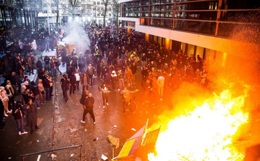 Premierul olandez Mark Rutte denunţă tulburările anti-COVID care zguduie Olanda de trei zile drept o ”violenţă pură” a unor ”idioţi” ”sub pretextul că sunt nemulţumiţi”