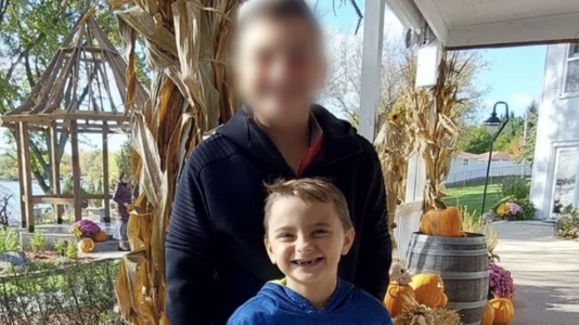 Wisconsin - Un băiat în vârstă de 8 ani, a şasea victimă după ce o maşină a lovit mulţimea la o paradă de Crăciun