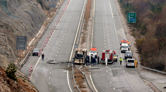 Bilanţul incendiului de autocar din Bulgaria, care făcea parte dintr-un convoi de patru autocare, revizuit la 44 de morţi; anchetatorii privilegiază pista unei ”erori umane”