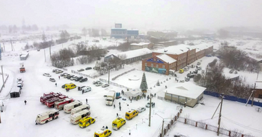 Trei zile de doliu în regiunea Kemerovo, în Siberia, în urma accidentului de la Mina Listviajnaia a oligarhului Mihail Fediaev, soldat cu 52 de morţi, inclusiv şase salvatori, şi de 50 răniţi; cauza accidentului, o explozie de grizu; un miner găsit în viaţă