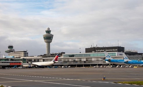Olanda - 61 de pasageri din Africa de Sud, testaţi pozitiv la Covid-19 la sosirea pe aeroportul din Amsterdam
