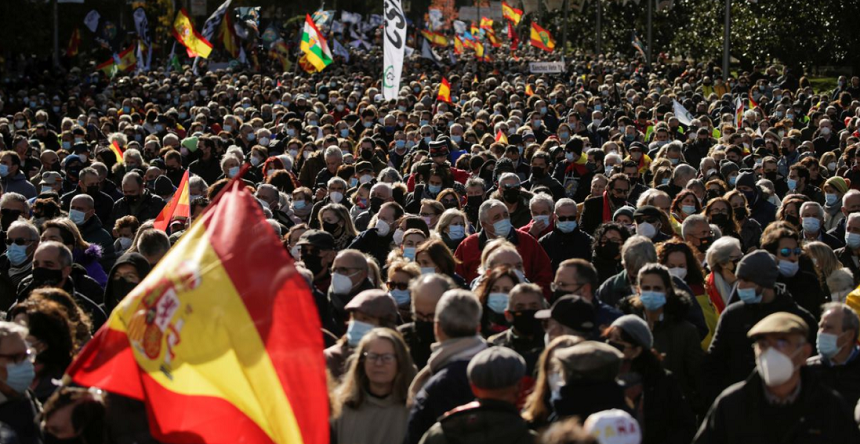 Mii de membri ai forţelor de ordine şi lideri ai unor partide de dreapta manifestează la Madrid împotriva modificării ”legii căluş”, care interzice din 2015 folosirea fără autorizare a unor imagini în care apar forţe de ordine