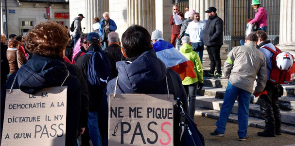 Aproximativ 20.000 de persoane la manifestaţii împotriva permisului sanitar în Franţa, în scădere faţă de weekendul trecut