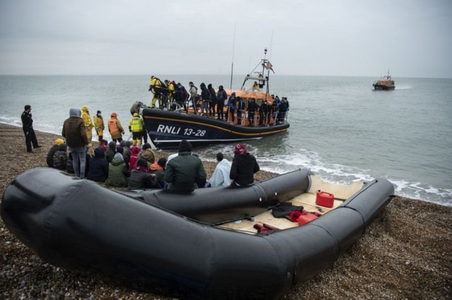 Reuniune europeană la Calais, fără britanici, în lupta împotriva traficanţilor de migranţi, după naufragiul soldat cu 27 de morţi la Canalul Mânecii