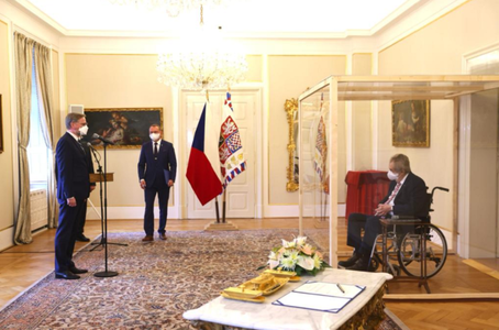 Milos Zeman, bolnav de covid-19, îl nominalizează, dintr-o cutie de plexiglas, pe liderul opoziţiei Fiala în funcţia de premier