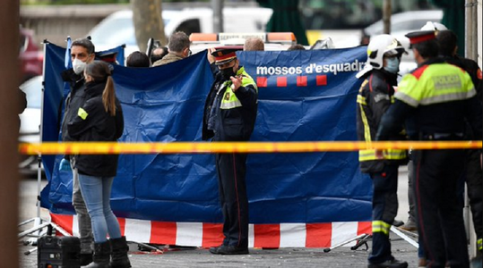 Patru morţi, inclusiv un bebeluş şi un copil, într-un incendiu în sediul unei foste agenţii bancare ocupate, în Piaţa Tetuan, în centrul Barcelonei