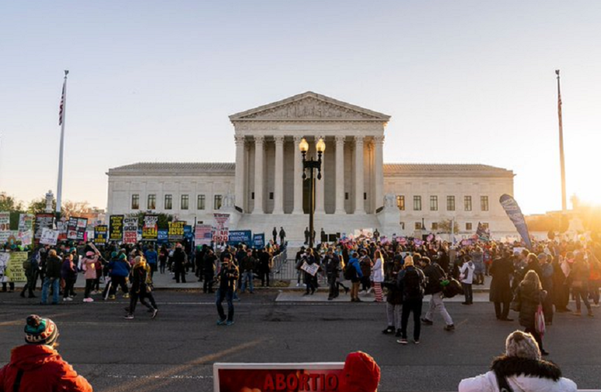 O majoritate a judecătorilor de la Curtea Supremă a SUA pare tentată să modifice cadrul legal care garantează americancelor dreptul la avort; Biden anunţă că susţine în continuare jurisprundenţa ”Roe v. Wade”