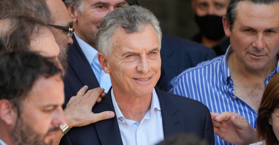 Fostul preşedinte argentinian Mauricio Macri, inculpat cu privire la spionarea familiilor membrilor echipajului submarinului San Juan, naufragiat în 2017 în urma unei implozii; Macri, lăsat în libertate după plata unei cauţiuni de un milion de dolari