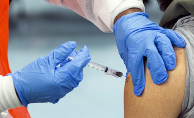 Un italian din Piemont încearcă să se vaccineze anticovid într-un braţ fals de silicon, pentru a obţine certificatul sanitar