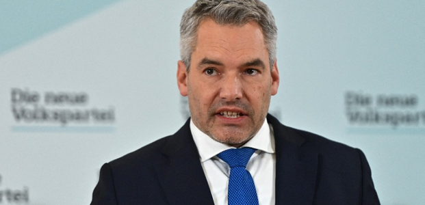 Ministrul de Interne Karl Nehammer, ales preşedinte OeVP, devine viitorul cancelar austriac; el anunţă o vastă remaniere ministerială; Schallenberg, înapoi la Externe; ministrul Finanţelor Gernot Blümel demisionează