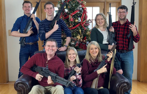 Polemică în SUA după ce reprezentantul republican Thomas Massie din Kentucky postează o imagine în care apare alături de familie în faţa unui pom de Crăciun, înarmaţi cu arme de foc