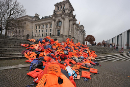 Aproximativ 300 de veste de salvare depuse în faţa sediului Reichstagului, un avertisment în domeniul migraţiei, adresat viitorului Guvern Scholz 