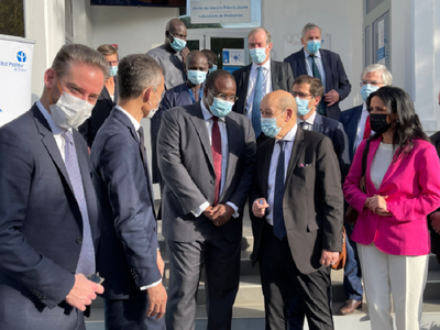 Şeful diplomaţiei franceze Jean-Yves Le Drian îndeamnă, într-o vizită la Institutul Pasteur din Dakar, la o ”suveranitate vaccinală” a Africii
