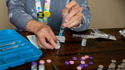 Alianţa Pfizer/BioNTech anunţă un vaccin împotriva variante omicron a SARS-CoV-2 ”în martie”, în pofida faptului că actualul vaccin anticovid este eficient împotriva noii variante ”după trei doze”