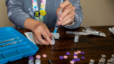 Alianţa Pfizer/BioNTech anunţă un vaccin împotriva variante omicron a SARS-CoV-2 ”în martie”, în pofida faptului că actualul vaccin anticovid este eficient împotriva noii variante ”după trei doze”