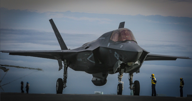 Un avion britanic de tip F-35B căzut în Mediterana de la bordul portavionului HMS Queen Elizabeth, recuperat cu succes, anunţă Londra şi NATO; accidentul provocat de un capac din plastic lăsat pe o intrare pentru aer la motor