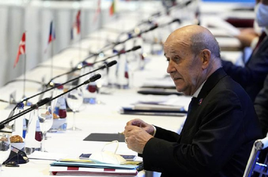 Parisul avertizează Moscova cu privire la ”consecinţe strategice şi masive” în cazul în care Rusia atacă Ucraina