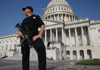 Angajat al Capitoliului, arestat în incinta Congresului cu o armă asupra sa, cu doar câteva ore înainte de venirea lui Biden la o ceremonie de omagiere a defunctului sentor Bob Dole, în Rotonda Parlamentului american