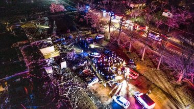 SUA: O persoană a murit din cauza unei tornade în Arkansas. În Illinois s-a prăbuşit un depozit Amazon