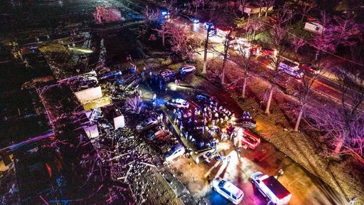 SUA: O persoană a murit din cauza unei tornade în Arkansas. În Illinois s-a prăbuşit un depozit Amazon