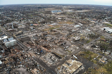 Tornadele din SUA au provocat cel puţin 83 de decese. La depozitul Amazon prăbuşit au decedat şase oameni. Reacţia lui Bezos