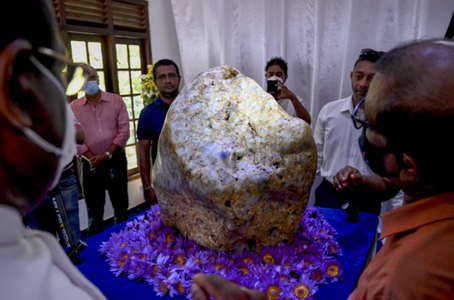 Sri Lanka anunţă că a descoperit un safir albastru de 310 kilograme, cel mai mare din lume
