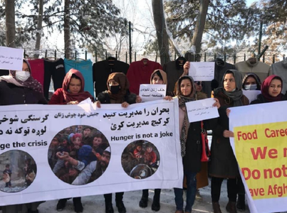 Zeci de femei participă la o manifestaţie autorizată de talibani, la Kabul, şi cer dreptul la educaţie, la muncă şi la reprezentativitate poltică