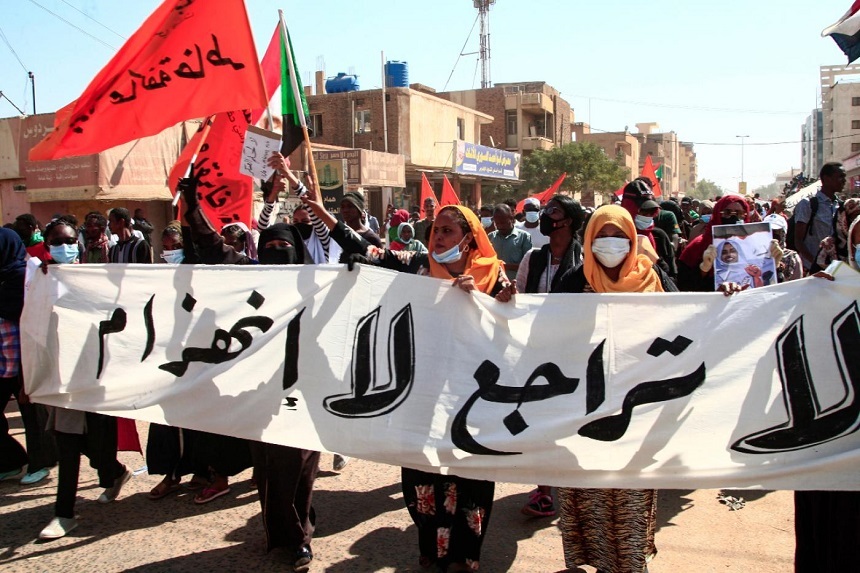 Sute de mii de oameni au mărşăluit duminică către palatul prezidenţial din capitala Sudanului, contestând puciul militar din 25 octombrie