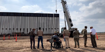 Texasul îşi construieşte propriul zid la frontiera cu Mexicul, ”o replică a zidului lui Trump”, ”acelaşi material, aceeaşi concepţie”
