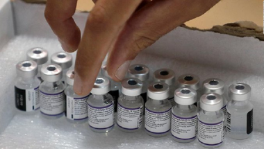Premierul israelian Naftali Bennett ordonă vaccinarea cu a patra doză de vaccin anticovid a persoanelor în vârstă de peste 60 de ani şi personalului medical