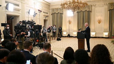 Joe Biden glumeşte pe tema vaccinării cu un ”booster” împotriva covid-19 a lui Trump