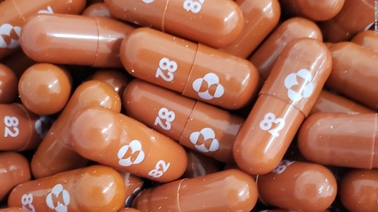 Statele Unite au autorizat joi pastilele antivirale ale Merck pentru tratarea Covid-19