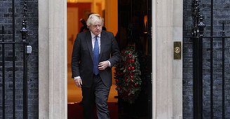 Boris Johnson îi îndeamnă pe britanici, în mesajul de Crăciun, să se vaccineze anticovid, un cadou ”minunat” pe care să-l facă Regatului Unit, după ce acesta depăşeşte două zile consecutiv pragul de 100.000 de contaminări