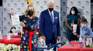 Biden laudă, de Crăciun, ”uriaşul curaj” al americanilor împotriva pandemiei covid-19 şi-i îndeamnă să caute ”lumina” în unitate 