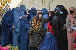 Talibanii interzic femeilor să călătorească neînsoţite de către un bărbat şi şoferilor să primească în vehicul femei care nu poartă vălul integral burqa