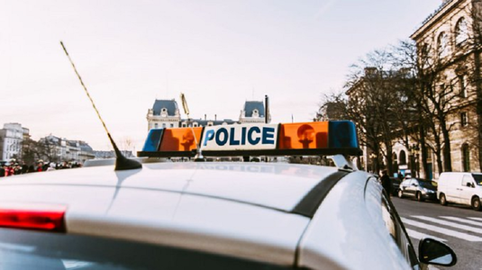Un tânăr în vârstă de 20 de ani, ucis cu lovituri de cuţit la Paris, de şapte persoane ”cu faţa ascunsă” care au fugit de la faţa locului