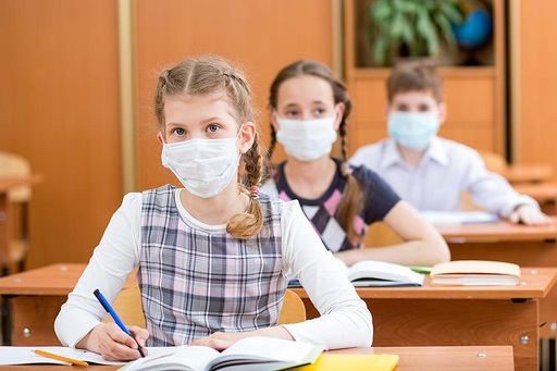 Purtarea măştii obligatorie de luni pentru toţi francezii, începând de la vârsta de 6 ani, în locurile publice