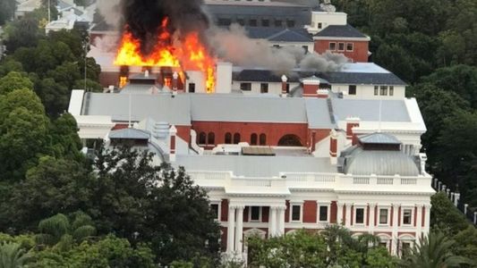 Incendiu puternic la clădirea parlamentului din Africa de Sud - VIDEO
