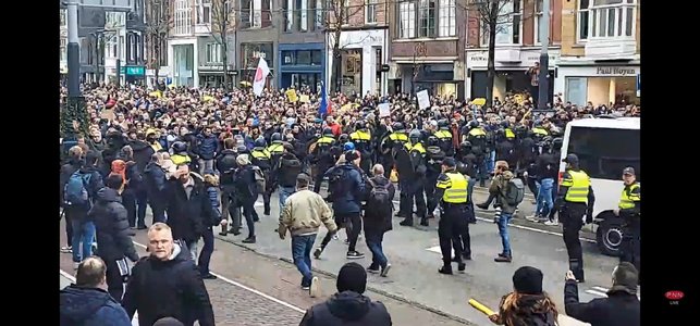 Amsterdam: Mii de oameni protestează faţă de restricţii. Imagini cu incidente, postate în social media – VIDEO