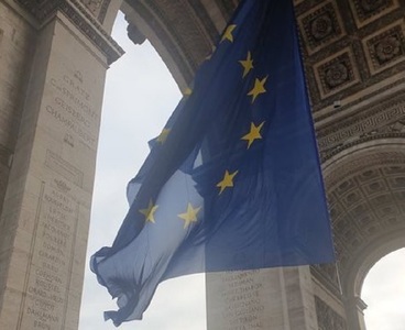 Paris: Drapelul european de la Arcul de Triumf, subiect de controverse, a fost dat jos