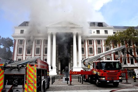 Un bărbat a fost arestat în cazul incendiului de la parlamentul Africii de Sud