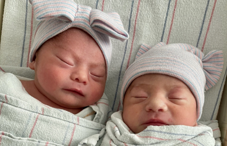 Doi gemeni se nasc, în SUA, la diferenţă de un an, unul în 2021, celălalt în 2022