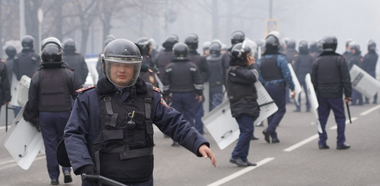 Manifestanţi furioşi din cauza unei scumpiri a gazelor naturale pătrund în Primăria din Almaty, după ce preşedintele kazah Kassym-Jomart Tokaiev destituie Guvernul şi instituie starea de urgenţă în mai multe regiuni, cuprinse de tulburări