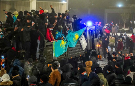 ”Zeci” de morţi şi 1.000 de răniţi în revolte haotice în Kazahstan; 12 membri ai forţelor de ordine ucişi şi 353 răniţi, un cadavru decapitat