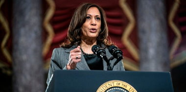 Kamala Harris se afla în sediul Partidului Democrat când s-a descoperit o bombă artizanală la 6 ianuarie 2021, dezvăluie Casa Albă; ea a fost evacuată de Secret Service; FBI caută de un an suspect surprins de camere de supraveghere