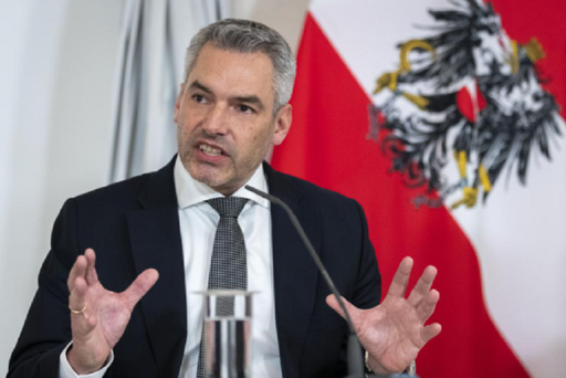 Cancelarul austriac Karl Nehammer, vaccinat complet şi cu un ”booster” anticovid, testat pozitiv covid-19, s-ar fi infectat de la un membru al echipei sale de protecţie